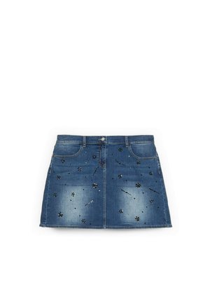 Fustă mini din denim albastru cu nasturi frontali și fermoar, având decoruri din paiete negre și argintii în formă de flori și pete decolorate.
