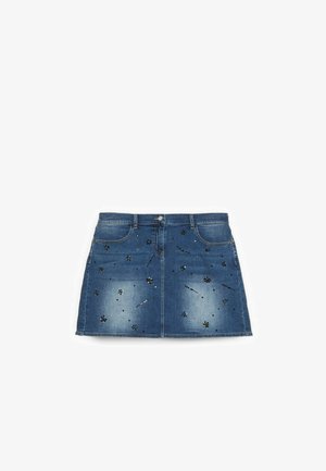Fustă mini din denim albastru cu nasturi frontali și fermoar, având decoruri din paiete negre și argintii în formă de flori și pete decolorate.