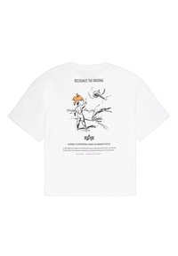 Witte T-shirt met korte mouwen met een geïllustreerd ontwerp op de achterkant, met de tekst "RECOGNIZE THE ORIGINAL" en details over het nooddienstenontwerp.