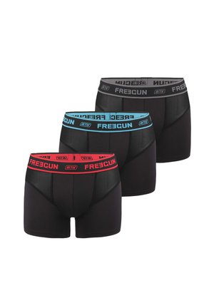 Trois boxers noirs avec des panneaux latéraux respirants, chacun présentant une ceinture de couleur différente : rouge, bleu et gris avec un logo "FREEGUN".