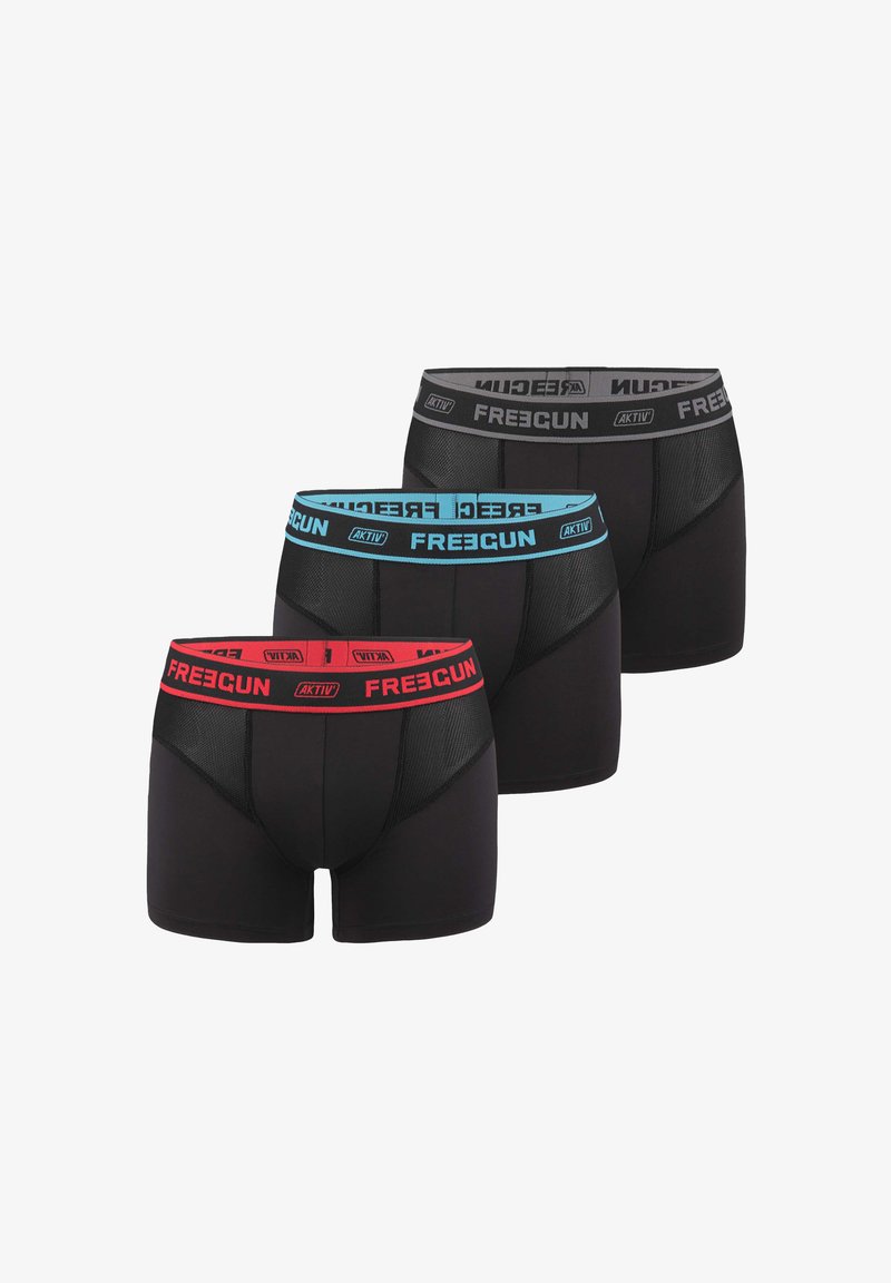 Trois boxers noirs avec des panneaux latéraux respirants, chacun présentant une ceinture de couleur différente : rouge, bleu et gris avec un logo "FREEGUN".