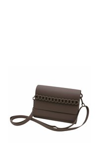 Brązowa torba skórzana o teksturowanej powierzchni, o strukturalnym designie, z łańcuchowym akcentem z przodu oraz regulowanym paskiem na ramię.