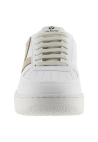 Sneaker bianco con striscia laterale in suede beige, lacci bianchi e suola texture vista frontalmente.