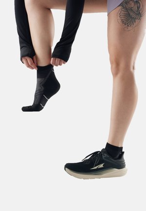Smartwool, WOMEN'S RUN TARGETED CUSHION ANKLE SOCKS - Calze sportive - black