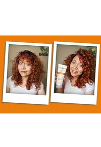 Twee foto's tonen een persoon met levendig rood, krullend haar die een wit shirt draagt en een fles CurlSmith stylingbalsem met een doorzichtig etiket vasthoudt.