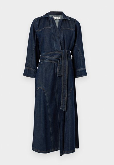 Robe en denim avec taille ceinturée, manches longues et col. Présente des coutures apparentes et une silhouette fluide longueur genoux. Couleur bleu foncé.
