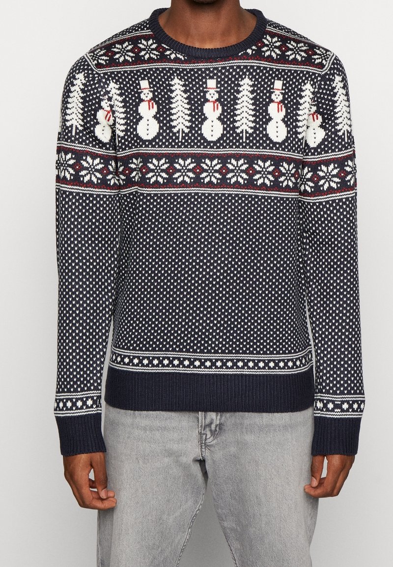 Maglione lavorato a maglia blu navy con motivi di pupazzo di neve, alberi e fiocchi di neve bianchi; polsini e orlo a costine; presenta accenti rossi in tutto il design.