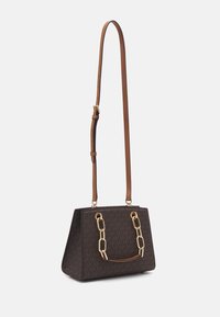 Borsa a tracolla marrone con motivo, dotata di accessori in oro, caratterizzata da una forma strutturata, doppi manici e una tracolla regolabile.