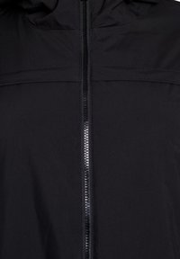 Zwarte hoodie-jas met een rechte rits aan de voorkant, met een gladde, matte textuur en een eenvoudig ontwerp. Geen zichtbare logo's of patronen.