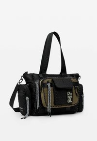 Schwarze und olivgrüne Nylon-Tasche mit strukturierten Oberflächen. Verfügt über mehrere Reißverschlussfächer, dekorative Schnüre und einen abnehmbaren Trageriemen.