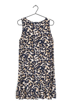 Robe sans manches longueur genou avec imprimé léopard marron, noir et beige, suspendue à un cintre noir sur fond blanc.