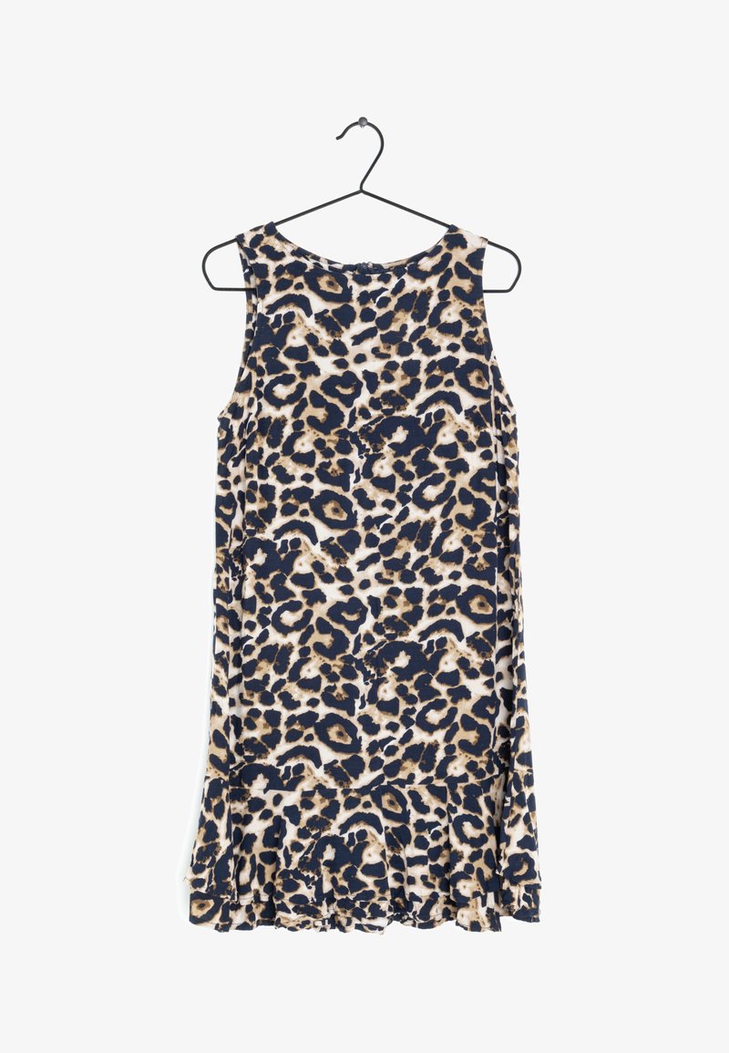 Nádržkový šaty délky ke kolenům s hnědo-černo-béžovým leopardím vzorem visící na černém ramínku na bílém pozadí.