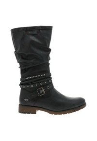 Botte en cuir noir hauteur genou avec une tige décontractée, des accents de ceinture cloutée et un talon bas empilé. Elle présente une boucle sur le côté et une surface texturée.