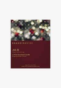 To-lysduftlys med to vekker i en burgunderboks. Gulltekst og symboler på en uskarp bakgrunn med festlige lys. Laget med svensk rapsvoks.