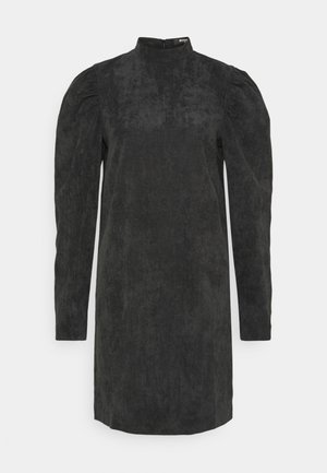 Schwarzes langärmeliges Kleid mit hohem Kragen, aus strukturiertem Material und subtilen Puffärmeln. Das Design umfasst einen Reißverschluss hinten.