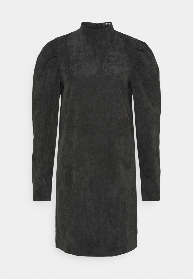 Svart långärmad klänning med hög krage, med texturerad tyg och subtila puffärmar. Designen inkluderar en dragkedjestängning bak.