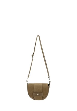 Brązowa torba na ramię z zamszu z przednią klapką i regulowanym paskiem na ramię, z małym metalowym logo z przodu.