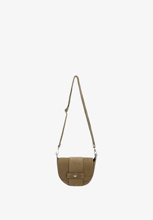 Brązowa torba na ramię z zamszu z przednią klapką i regulowanym paskiem na ramię, z małym metalowym logo z przodu.