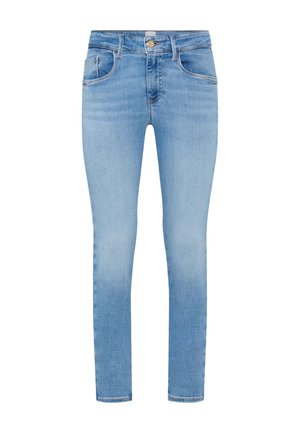 Jean slim bleu clair avec boutons à l'avant, fermeture éclair et design à cinq poches, présenté sur fond blanc.