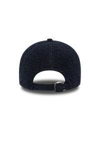 Ciemnoniebieska, teksturowana czapka baseballowa widoczna z tyłu, z regulowanym paskiem i metalowym zapięciem na białym tle.