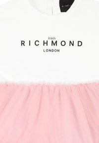 Abito bianco a maniche corte con gonna in tulle rosa, caratterizzato da un logo stampato nero con la scritta "JOHN RICHMOND LONDON" sul petto.