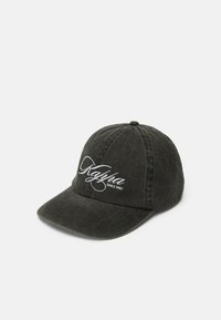 Sort bomulds baseball cap med en buet skygge, prydet med hvid broderet tekst "Alpha since 1967" på forsiden og syede ventilationer.
