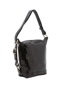Borsa a spalla in pelle verniciata nera con una finitura liscia e lucida, tracolla regolabile e accessori in metallo dorato. Forma quadrata con design minimale.