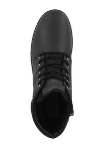 Schwarze Leder-Ankle-Boots mit Schnürsenkeln, abgerundeter Zehenpartie, strukturierter Oberfläche, kontrastierenden Nähten und einem Logo auf der Zunge. Schlichtes Design.