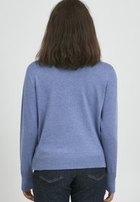 Pull bleu à col rond avec des manches longues, des poignets côtelés et un ourlet inférieur. Fabriqué en tissu doux et texturé. La vue de dos montre un design droit.