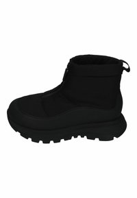 Botines negros hasta el tobillo con una parte superior sintética suave, cuello acolchado, cremallera lateral y suela de goma gruesa que presenta un patrón de banda de rodadura texturizado.