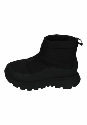 Bottes noires à la cheville avec une tige synthétique lisse, un col rembourré, une fermeture éclair latérale et une semelle en caoutchouc épaissie dotée d'un motif de crantage texturé.