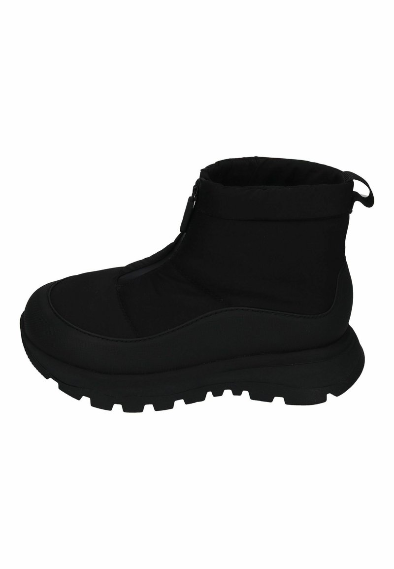 Botines negros hasta el tobillo con una parte superior sintética suave, cuello acolchado, cremallera lateral y suela de goma gruesa que presenta un patrón de banda de rodadura texturizado.