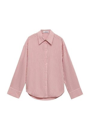 Camisa de manga larga en rosa claro con rayas verticales blancas. Cuenta con un cuello puntiagudo, botones frontales y un dobladillo redondeado. Textura de tela suave.