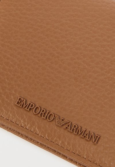 Καφέ δερμάτινο πορτοφόλι με υφή, με ανάγλυφο λογότυπο "Emporio Armani" και λεπτομέρειες ραφής κατά μήκος της ακμής.
