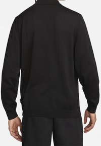 Maglione nero a maglia con colletto a coste, maniche lunghe e orlo dritto. Texture liscia senza motivi o decorazioni visibili.