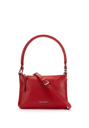 Bolso rectangular de cuero rojo con superficie texturizada, correa ajustable, asa corta y tirador de cremallera plateado.