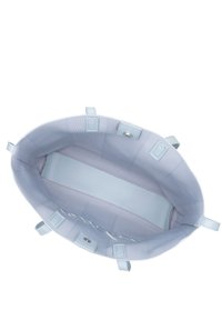 Borsa a spalla blu chiaro realizzata in tessuto testurizzato, con un interno liscio e sezioni divise e chiusura a scatto. Forma rettangolare.