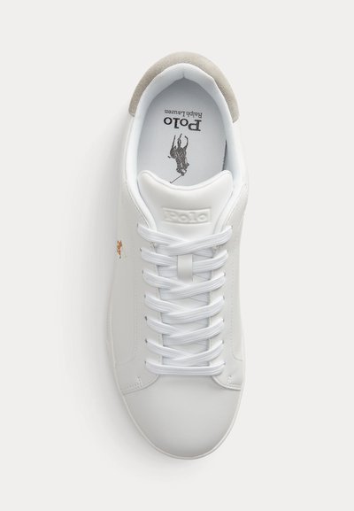 Baltas Polo Ralph Lauren sportbačiai su baltais raišteliais, smėlio spalvos kulno tabuliuku ir juodu polo žaidėjo logotipu vidpadžio ir šono pusėje.