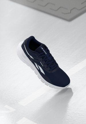 Chaussure de sport marine dotée d'un upper en mesh léger, d'accents blancs, d'une semelle rembourrée et d'une surface texturée pour une meilleure adhérence. Présente un système de laçage.