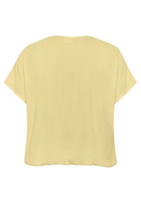 T-Shirt z krótkim rękawem, o luźnym kroju, wykonany z miękkiego, jasnoróżowego materiału o gładkiej teksturze i zaokrąglonym dekolcie z tyłu.