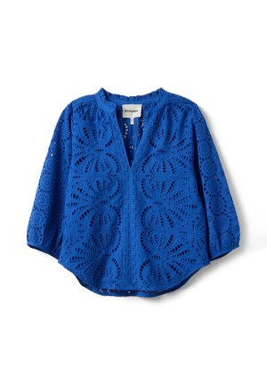 Blauwe blouse met lange mouwen met ingewikkelde eyelet kanten patronen, ronde hals en een lichte V-vormige opening aan de voorkant.