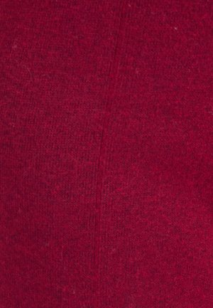 Tessuto a maglia di un rosso intenso con una texture morbida, caratterizzato da un sottile motivo mélange e dettagli di cucitura visibili.