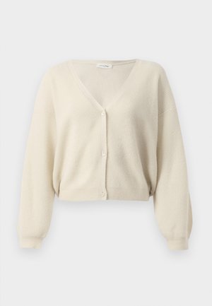 Cárdigan corto beige de tejido de punto texturizado. Presenta un escote en V, mangas largas y botones en la parte delantera.