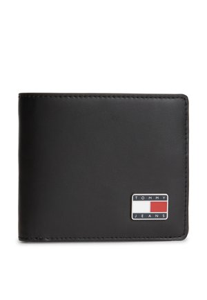 Schwarzes Leder-Bifold-Portemonnaie mit vernähten Kanten und kleinem Tommy Jeans Logo-Patch unten rechts.