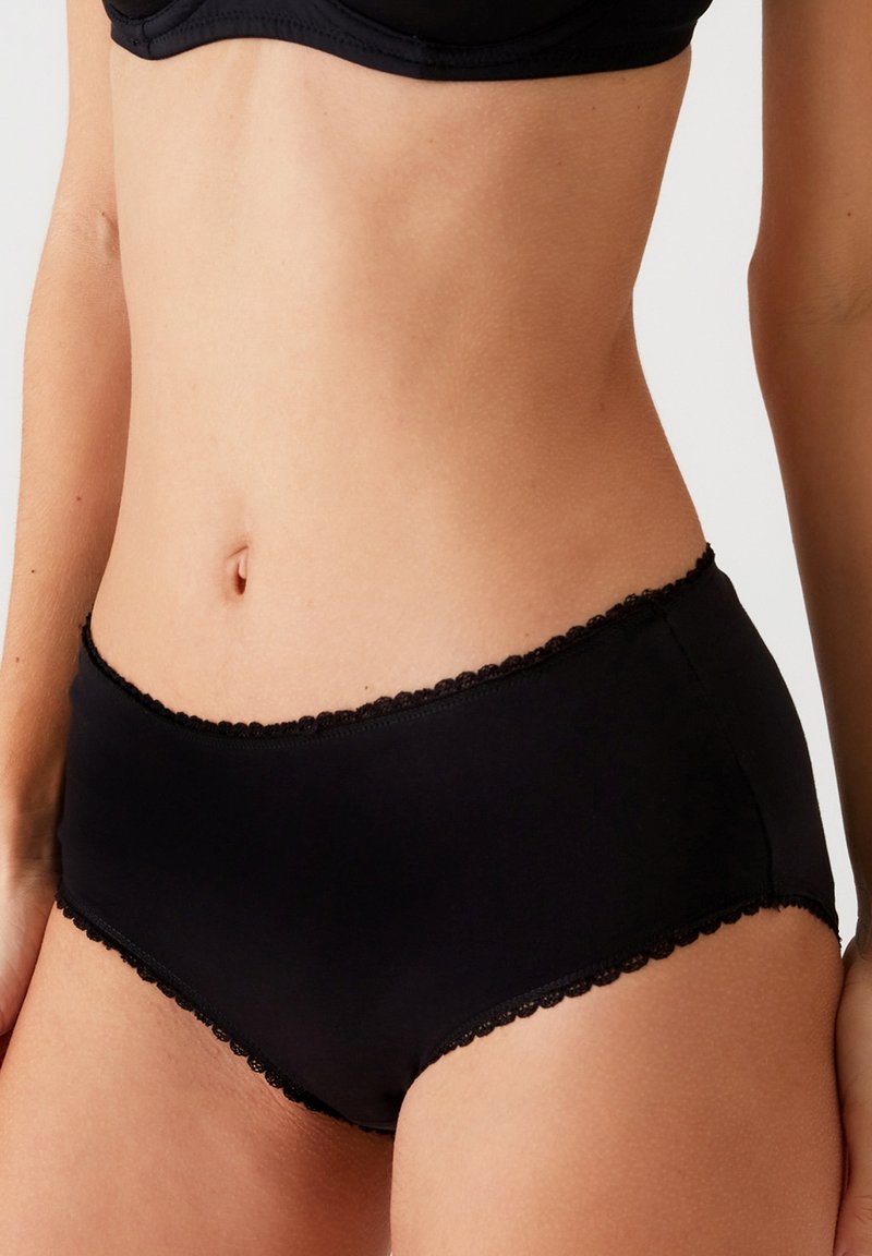 Zwarte hoge taille onderbroek van gladde stof, met een kanten rand langs de tailleband en beenopeningen. Klassiek ontwerp en pasvorm.