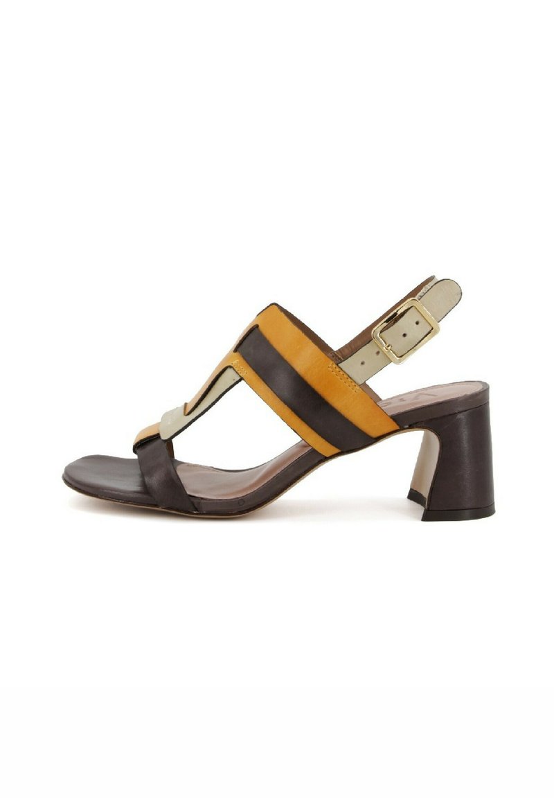 Sandalo in pelle marrone e giallo con tacco blocco, dotato di un design a fascia larga, fibbia alla caviglia regolabile e una superficie liscia.