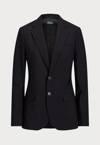 Blazer azul-marinho feito de tecido liso, com lapela notch, fecho de dois botões e bolsos frontais, com corte ajustado.