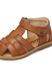 Brązowe skórzane sandały dla małych dzieci z wyciętym wzorem, zapinane na pasek z zatrzaskiem, z teksturowaną podeszwą i wyściełanym wnętrzem.