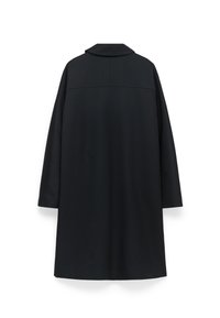 Cappotto nero con taglio dritto, dotato di maniche lunghe e colletto classico. Realizzato in un tessuto liscio senza pattern o accenti visibili.