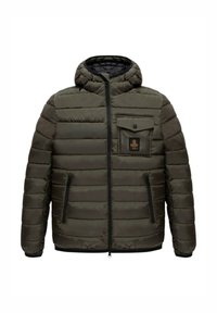 Giacca imbottita verde oliva con chiusura frontale con cerniera, cappuccio attaccato e una tasca sul petto. Presenta cuciture orizzontali e dettagli in contrasto neri.